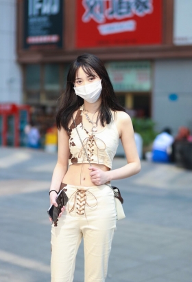 来的有点早，没事自拍下[<font color=red>6P</font>]