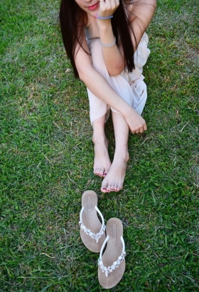 绿草佳人，红甲凉拖圆润美[<font color=red>11P</font>]