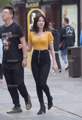 低头看手机