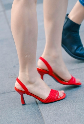 走进繁华的大街，宁静是一种觉悟之余的获得[<font color=red>19P</font>]